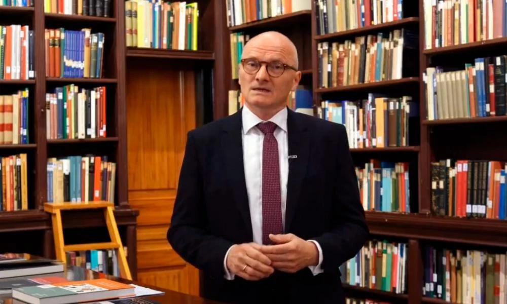 Εντυπωσιάζει ο νέος Γερμανός πρέσβης, συστήνοντας μας τον εαυτό του... στα ελληνικά! (Βίντεο)
